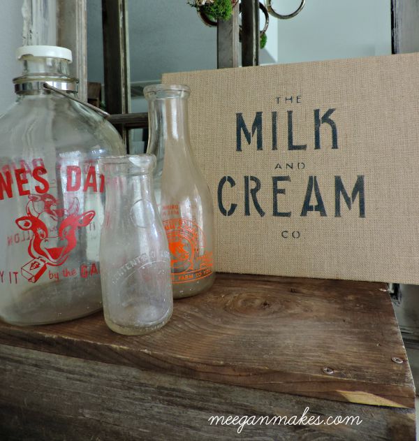 Garrafas de leite Vintage e sinal